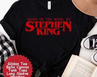 Stephen King Gift, Basato sul romanzo di Stephen King Camicia, Camicia di Halloween, Regalo per gli amanti del libro, Camicia horror, Felpe horror