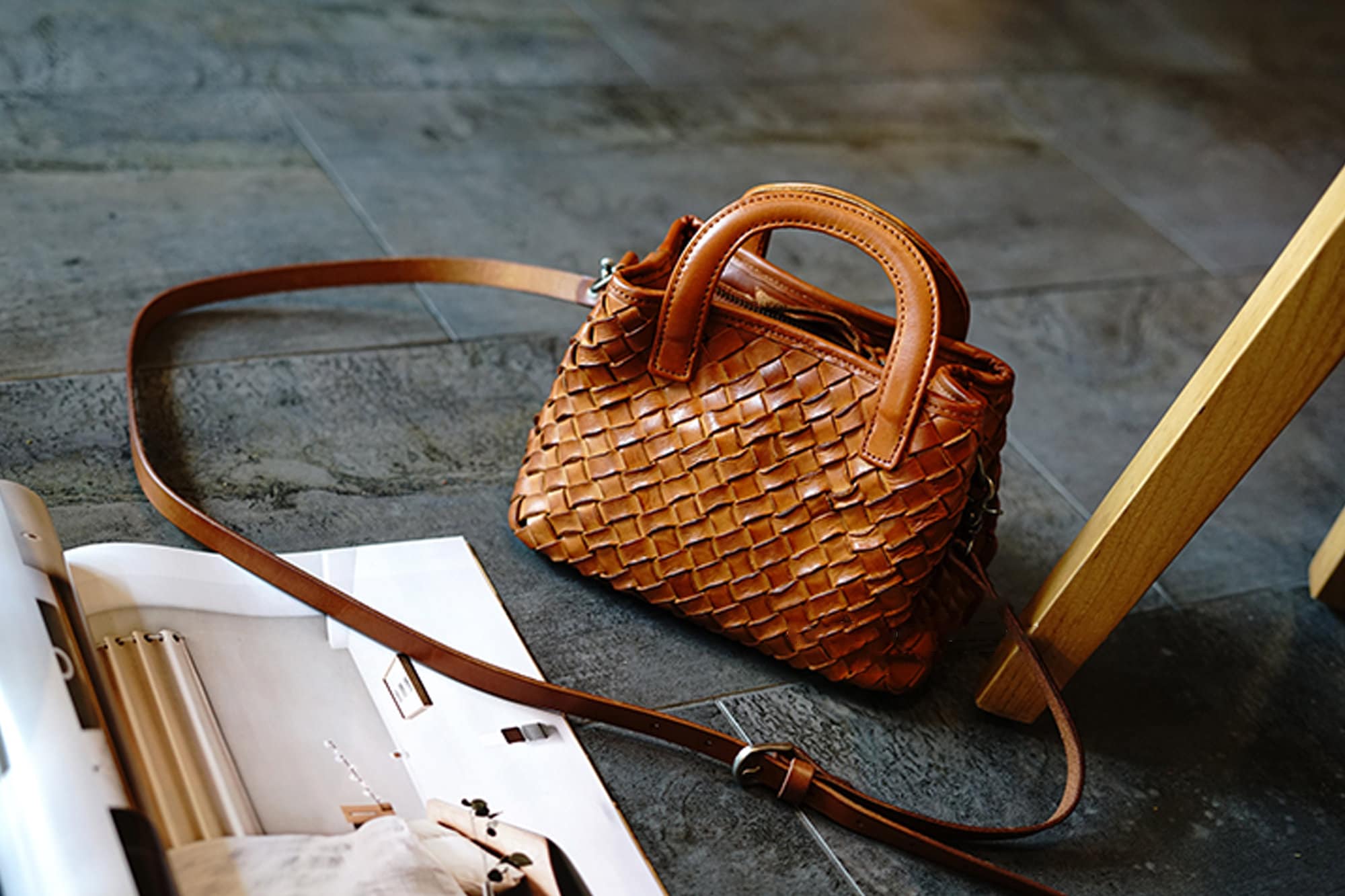 Woven leather bags & shoes for women - une femme d'un certain âge