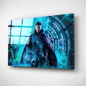 Puede incluir: Una impresión de arte digital con Doctor Strange, un superhéroe del Universo Cinematográfico Marvel. Se le representa con una túnica azul y morada, sosteniendo un orbe brillante en su mano. El fondo es un patrón azul y morado en espiral con un círculo de runen.