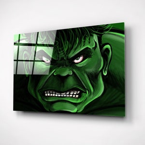 Può includere: Un primo piano del viso di Hulk, con uno schema di colori verde e nero. I suoi occhi sono spalancati e la sua bocca è aperta in un ringhio. Lo sfondo è verde scuro.