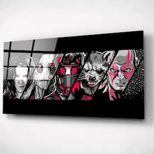 Könnte beinhalten: Eine Schwarzweißillustration von fünf Charakteren aus dem Film Guardians of the Galaxy. Die Charaktere sind Rocket Raccoon, Groot, Star-Lord, Gamora und Drax der Zerstörer. Die Illustration ist vor einem schwarzen Hintergrund mit einem rot-weißen Farbschema angeordnet.