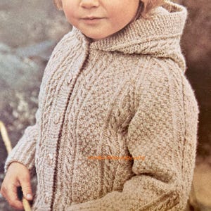 Giacca con cappuccio ARAN da lavorare a maglia nelle taglie 22-24 pollici. Modello classico per bambini. Cardigan con cappuccio. Modello vintage da lavorare a maglia scaricabile immediatamente.