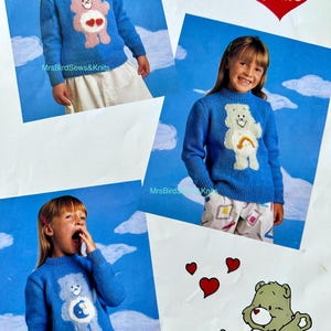 Può includere: Un foglio di schema per maglieria che presenta tre maglioni blu a maniche lunghe con grafiche dei personaggi Care Bears sul davanti. I disegni includono un orso rosa con cuori, un orso verde chiaro con un arcobaleno e un orso blu con luna e stella.