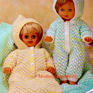 Könnte beinhalten: Zwei gestrickte Puppenoutfits mit einer strukturierten Noppenmasche. Die Outfits sind in Gelb-, Weiß- und Blautönen gehalten. Die Outfits sind für Puppen oder Frühchen.