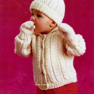 Endast på engelska Stickmönster för vintage Aran babyjacka, mössa och vantar: (digital nedladdning)