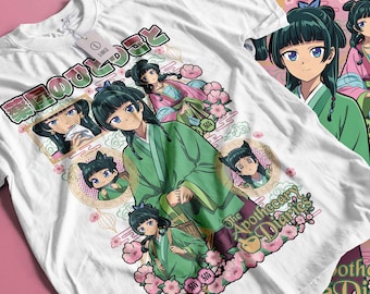 Puede incluir: Camiseta blanca con un estampado gráfico colorido con personajes de anime de "The Apothecary Diaries". El diseño incluye flores rosas, hojas verdes y el texto "The Apothecary Diaries".