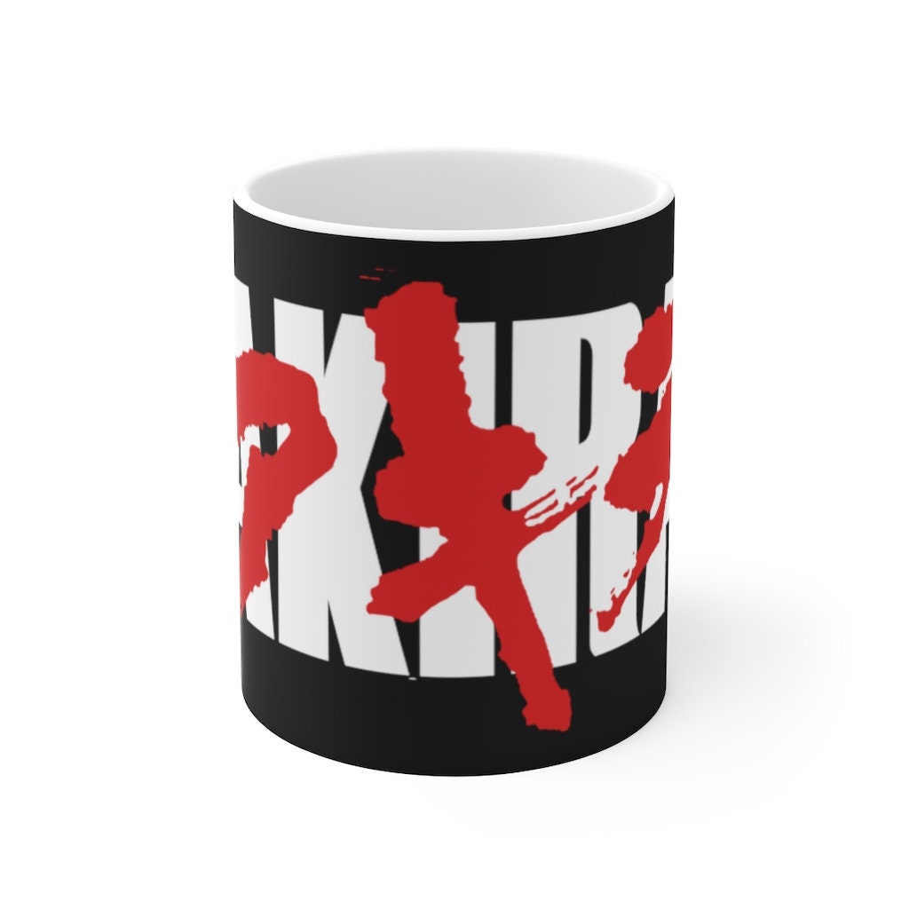 Mug Akira – Tasse Manga Avec Moto Rouge Sur Fond Urbain, Céramique Brillante 325 Ml