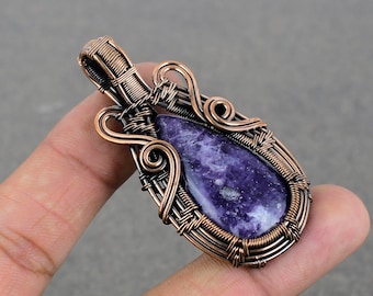 Pendentif en lépidolite fait main : bijoux en pierres précieuses emballés dans du fil de cuivre