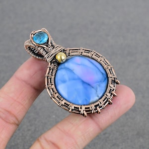 Handgemachter Blue Opal Topas Anhänger aus Kupferdraht gewickelt
