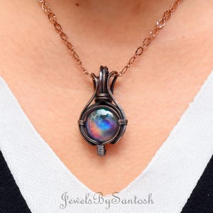 Ciondolo in opale Aurora Boreale avvolto in filo di rame / Ciondolo in pietra preziosa in opale Aurora / Gioiello in rame fatto a mano, regalo per lei