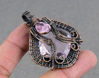 Colgante de kunzita hecho a mano con alambre de cobre: Joyería cuadrada con piedras preciosas