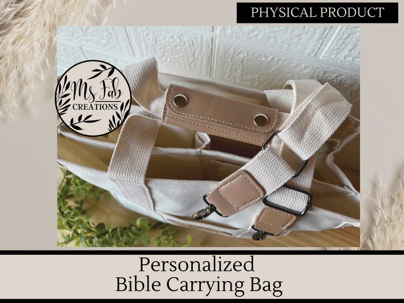 Op de afbeelding: Een witte canvas tote bag met bruine leren accenten en een schouderband. De tas heeft meerdere vakken en is ontworpen om een Bijbel te dragen. De tas heeft een label met de tekst "Ms. Fab Creations".