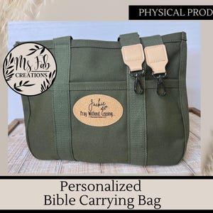Op de afbeelding: Een groene canvas tas om een Bijbel in te dragen met twee verstelbare banden. De tas heeft een gepersonaliseerd kurk patch met de tekst "Jackie Pray Without Ceasing 1 Thessalonians 5:17".