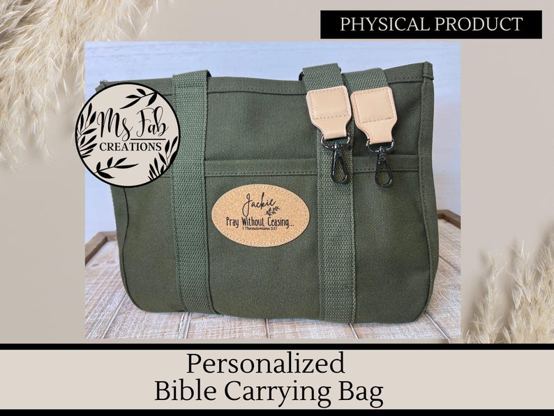 Op de afbeelding: Een groene canvas tas om een Bijbel in te dragen met twee verstelbare banden. De tas heeft een gepersonaliseerd kurk patch met de tekst "Jackie Pray Without Ceasing 1 Thessalonians 5:17".