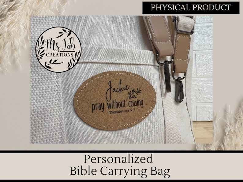 Op de afbeelding: Een witte canvas tas voor het dragen van een Bijbel met een bruine leren riem en een kurkachtige patch met de tekst "Jackil pray without ceasing... 1 Thessalonicenzen 5:17".