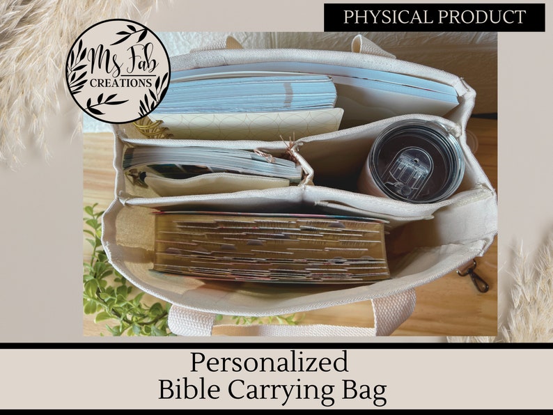 Op de afbeelding: Een witte canvas draagtas met meerdere vakken om boeken en andere spullen in te dragen. De tas heeft een ritssluiting en twee handvatten. De tas is gelabeld met "Ms. Fab Creations" en "Gepersonaliseerde Bijbeldraagtas".