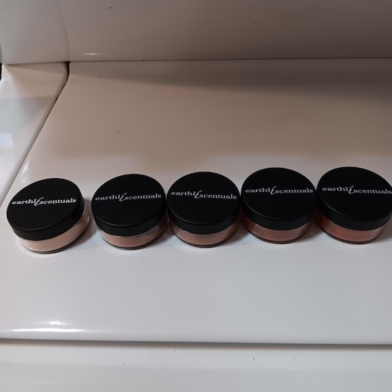 Earth Scentuals Powder Foundation/Finishing Powder-New!