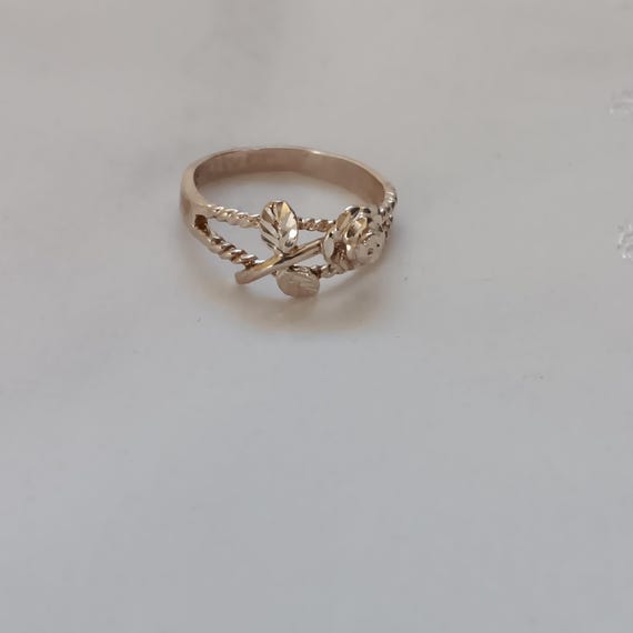 Genuine Ladies, Vintage, Sterling Silver, Diamond-Cut Rose Ring