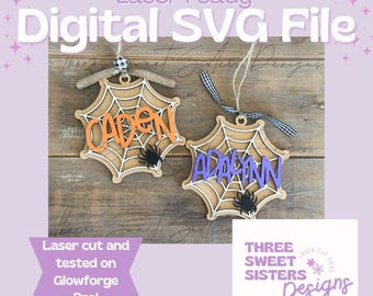 Può includere: Due ornamenti in legno a forma di ragnatela tagliati al laser con i nomi "Caden" e "Adalynn" in lettere arancioni e viola. Gli ornamenti sono su uno sfondo in legno. Il testo "Laser cut and tested on Glowforge Pro!" è nell'angolo in basso a sinistra. Il testo "THREE SWEET SISTERS Designs" è nell'angolo in basso a destra.