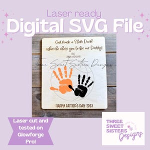 Può includere: Un file SVG digitale per il taglio laser di un cartello per la festa del papà. Il cartello presenta una palla da basket con due impronte di mani all'interno, una arancione e una nera. Il testo recita "God made a slam dunk when he chose you to be our Daddy!" con i nomi "Emma & Adalynn" e "Happy Father's Day 2023".