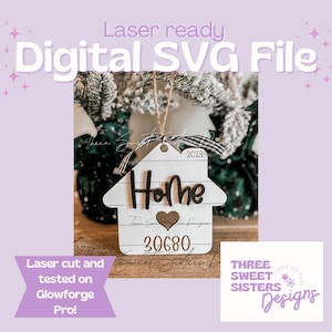 Op de afbeelding: Een wit houten huisvormig ornament met het woord "Home" in donkerbruin. Het bevat het jaar 2023, een hart en het nummer 30680. De tekst "Digital SVG File" staat bovenaan.