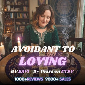 Puede incluir: Una persona con un top de terciopelo verde oscuro con bordados plateados sentada a una mesa redonda con un mantel morado, cartas del tarot, velas encendidas e incienso. Texto: AVOIDANT TO LOVING BY SAVI 5+ Years on ETSY 1000+REVIEWS 9000+ SALES.
