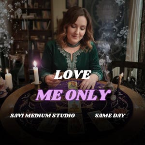 以下が含まれることがあります： 緑色のベルベットのトップスを着た女性が、ろうそくで照らされたテーブルに座り、タロットカードを広げています。「LOVE ME ONLY」の文字が画像に重ねられ、「SAVI MEDIUM STUDIO」と「SAME DAY」が下に表示されています。神秘的な雰囲気を醸し出しています。