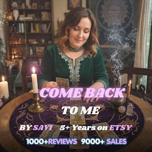 Peut inclure: Une personne portant un haut en velours vert foncé avec des broderies argentées est assise à une table ronde avec une nappe de tarot violette, des bougies et de l'encens. Texte : COME BACK TO ME BY SAVI 5+ Years on ETSY 1000+REVIEWS 9000+ SALES.