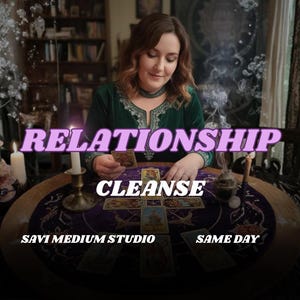 Op de afbeelding: Een vrouw in een groene top zit aan een tafel met tarotkaarten. De woorden "RELATIONSHIP CLEANSE" worden in een paarse lettertype weergegeven. De tekst "SAVI MEDIUM STUDIO" en "SAME DAY" zijn ook zichtbaar.