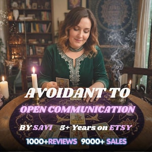 Puede incluir: Una persona con una túnica de terciopelo verde oscuro con bordados plateados sentada a una mesa redonda con un mantel de tarot morado, velas y cartas. Texto: AVOIDANT TO OPEN COMMUNICATION BY SAVI 5+ Years on ETSY 1000+REVIEWS 9000+ SALES.