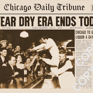 Puede incluir: Imagen en sepia de un periódico antiguo, el Chicago Daily Tribune, con el titular "14-YEAR DRY ERA ENDS TODAY". La imagen muestra una escena de celebración en un bar. El periódico está fechado el martes 6 de diciembre de 1933.