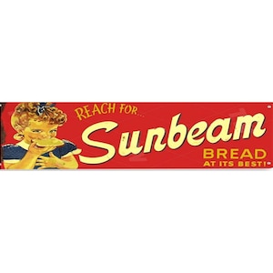 Op de afbeelding: Vintage Sunbeam Bread-bord met rode achtergrond en gele letters. Het bord toont een illustratie van een jong meisje dat brood eet, met de tekst "REACH FOR Sunbeam BREAD AT ITS BEST!"