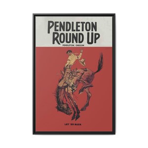 Puede incluir: Un póster vintage con fondo rojo que muestra a un vaquero montando un bronco que se resiste. El póster dice "Pendleton Round Up" y "Let 'er Buck".