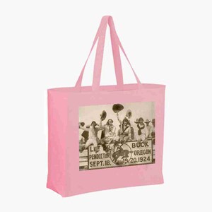 Può includere: Borsa tote rosa con una foto vintage di un gruppo di persone con cappelli da cowboy al Pendleton Round-Up del 1924. Il testo sul cartello recita "Pendleton Sept. 18. Buck Oregon 19, 20, 1924".