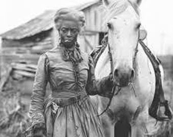 Zwarte cowboyvrouwen 1885 8 x 10 foto Afro-Amerikaanse muurkunst Black HIstory Month Deze foto is verweerd en enigszins onscherp.