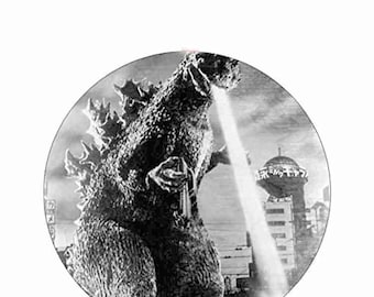 Naszywkę Godzilla Flames o średnicy 3 cali można przyszyć lub przyprasować.