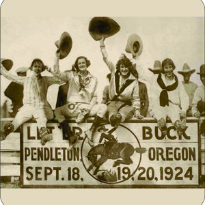 Puede incluir: Una fotografía en blanco y negro de un grupo de personas con sombreros de vaquero y sonriendo. Están de pie en una plataforma con un cartel que dice "Last  R  Buck  Pendleton  Sept. 18.  Oregon  19, 20, 1924".
