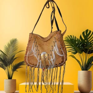 Die Navaho Handtasche ist mit Kanten und Pferdehaar die an der Frontklappe mit einem Messing Concho und Keramikperlen geschnürt hatte. Alles aus Leder