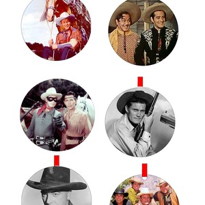 Puede incluir: Seis adornos navideños redondos con imágenes de clásicos programas de televisión del oeste. Los adornos presentan imágenes de "The Lone Ranger", "The Rifleman", "The Wild Wild West", "The Virginian", "The Big Valley" y "Bonanza".