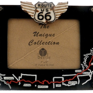 Puede incluir: Marco de fotos negro con un letrero de la Ruta 66 y un mapa de la ruta. El marco mide 7 pulgadas por 5 pulgadas, o 17,7 centímetros por 12,7 centímetros. El texto "The Unique Collection" está impreso en el marco.