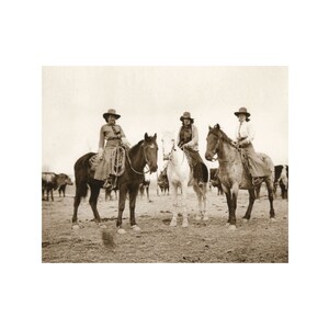 Cowgirls zu Pferd 8 x 10 Foto Old West Fashion Rodeo Bullenreiten Bronzes Abseilen