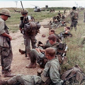Guerra do Vietnã Na estrada, tempo de intervalo, soldados 8 x 10 Foto Tão Jovem