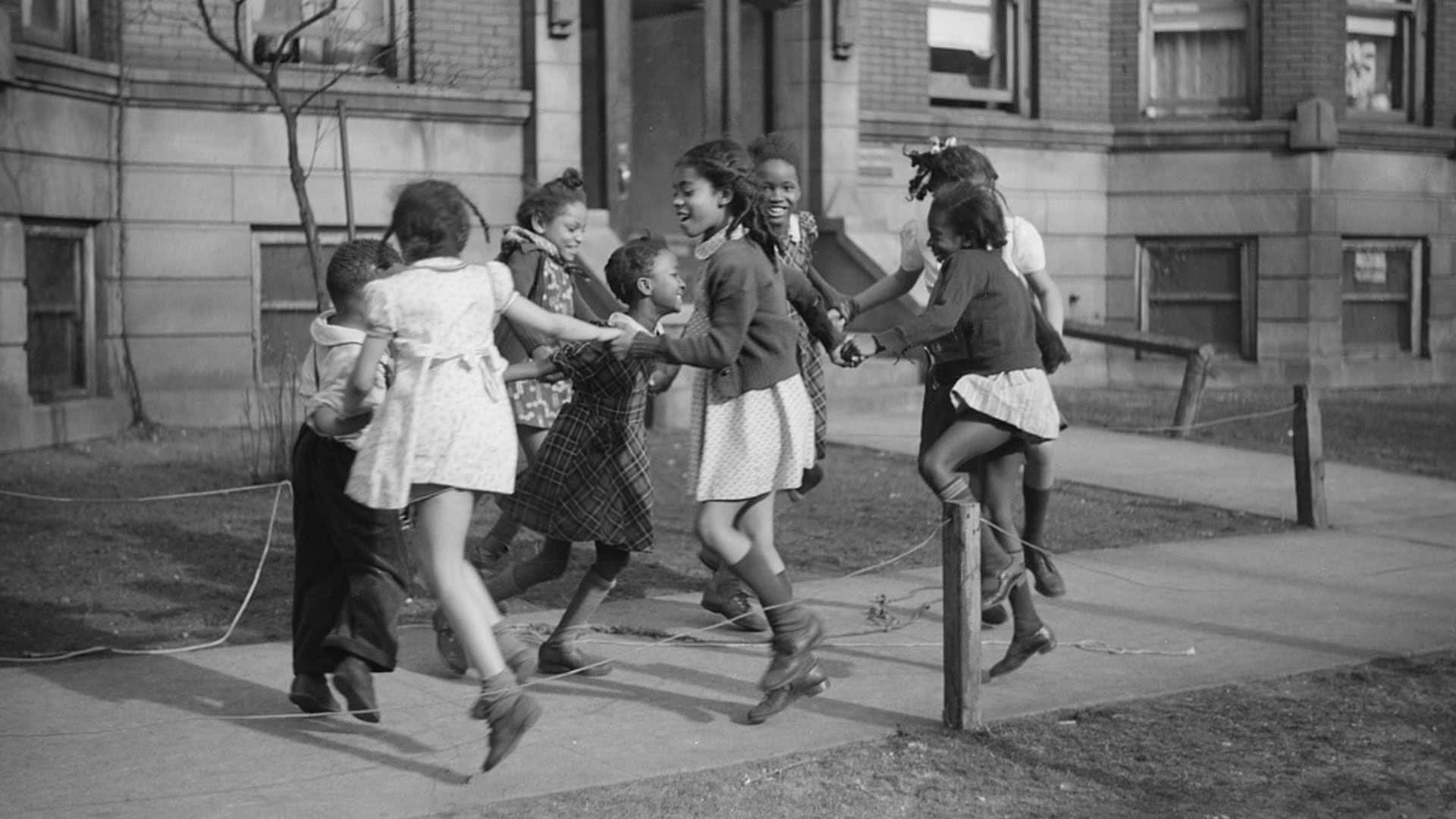 1940年代のハーレムの写真：アフリカ系アメリカ人の少女たちが遊ぶ