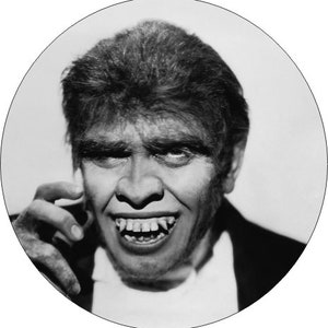 Könnte beinhalten: Schwarzweißporträt eines Mannes mit einem haarigen Gesicht und scharfen Zähnen. Er blickt mit einem unheilvollen Ausdruck in die Kamera.