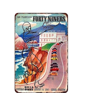 Può includere: Cartello in metallo vintage con un design retrò, raffigurante un giocatore di football e il testo "Forty Niners" e "Buffalo Bills". Il cartello include una scena costiera, una strada con auto e il testo "August 14, 1949 - Kezar Stadium".