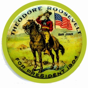 Puede incluir: Un botón circular verde y amarillo con una imagen de Theodore Roosevelt a caballo, con un sombrero de vaquero y saludando. El texto en el botón dice "Theodore Roosevelt for President 1904" y "San Juan".