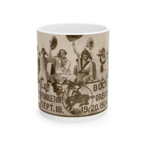 Puede incluir: Taza de cerámica blanca con una imagen en tonos sepia de una escena de rodeo. La taza tiene texto que dice "Pendleton Sept. 18" y "Buck Oregon 19, 20, 1924".