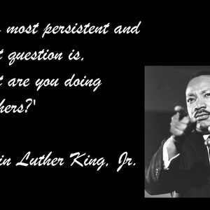 Puede incluir: Foto en blanco y negro de Martin Luther King Jr. con la cita "La pregunta más persistente y urgente de la vida es: '¿Qué estás haciendo por los demás?'"
