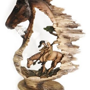 Mini escultura india nativa india al final del sendero bajo un caballo tallado con temática del Viejo Oeste, decoración occidental, mini escultura de 7,5 pulgadas de alto
