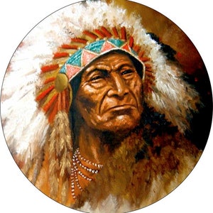 Könnte beinhalten: Ein Gemälde eines indianischen Mannes, der eine traditionelle Kopfbedeckung mit weißen Federn und roten und blauen Akzenten trägt. Er hat einen ernsten Gesichtsausdruck und trägt eine Perlenkette.